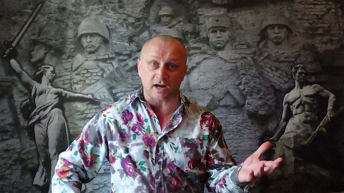 Это я, Андрей Подобедов. Фото случайное, сделано видеокамерой в процессе съёмки в моей домашней студии. Рассказываю свои истории. 