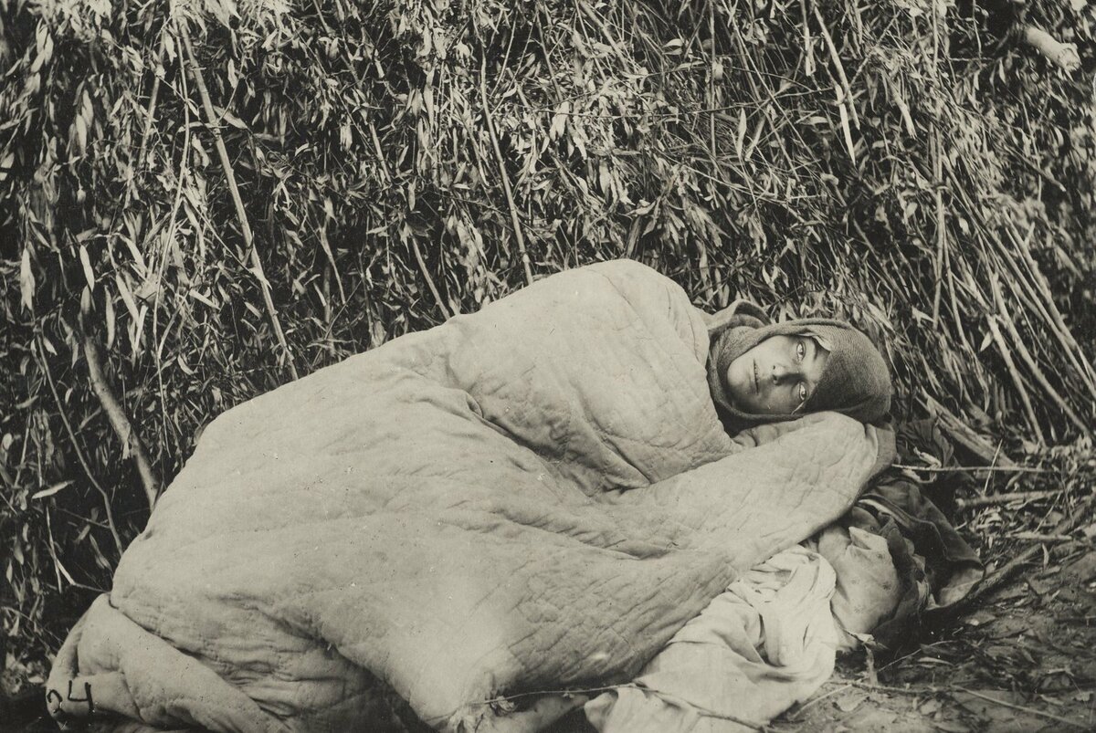 Больная беженка из голодающих районов на пристани на берегу Волги в ожидании отправки в госпиталь. Ставрополь-на-Волге (сейчас Тольятти). [1921-23 годы]