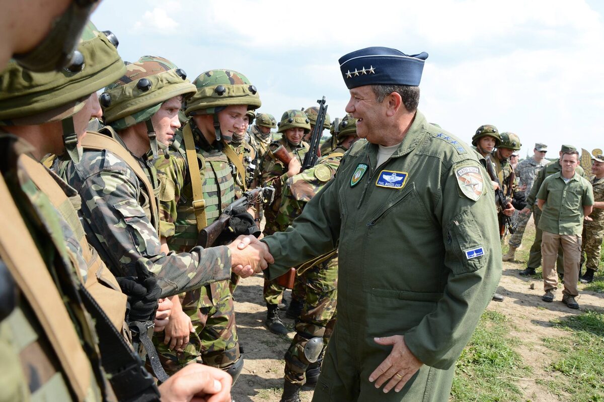 Главнокомандующий силами НАТО в Европе Филип Бридлав: "Ну что, сынки, покажем москалям?" Хохлы: "Покажем, ваше-ство. Вот только что? Голый зад-с?" Фото с сайта green-stone13.livejournal.com