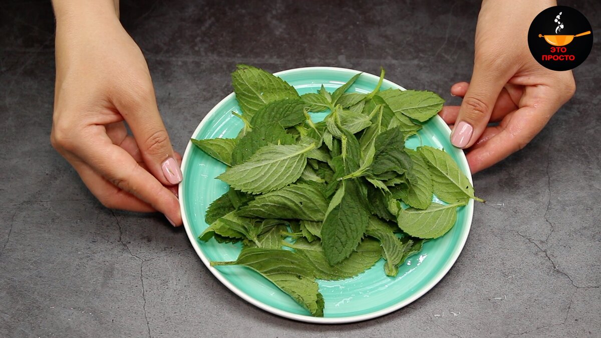 Фото можно листать влево