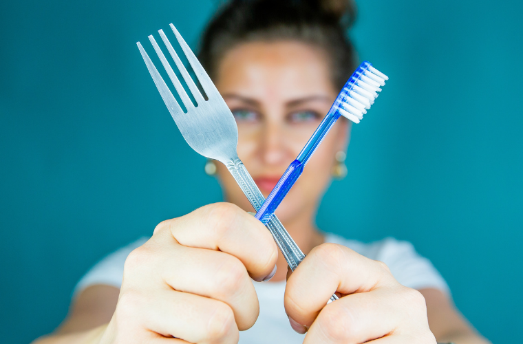 Зубы нужно чистить до или после завтрака