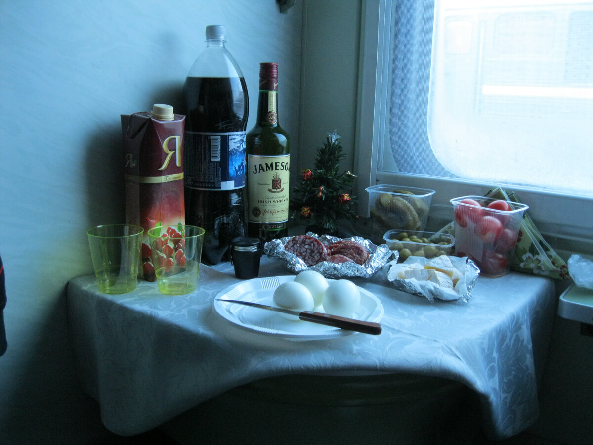 Фото из личной коллекции. Москва-Берлин. Поезд РЖД. Традиционные яйца, огурцы.