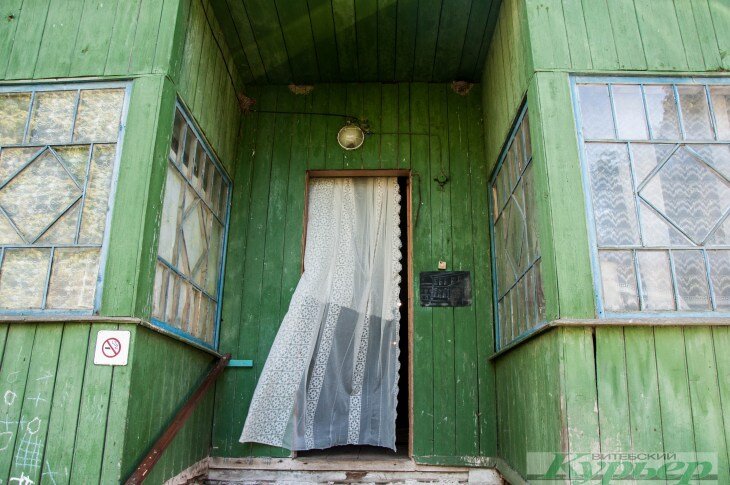 На входе висит картина, которую студенты из Полоцка подарили после пленэра жителям дома. Фото Анастасии Вереск