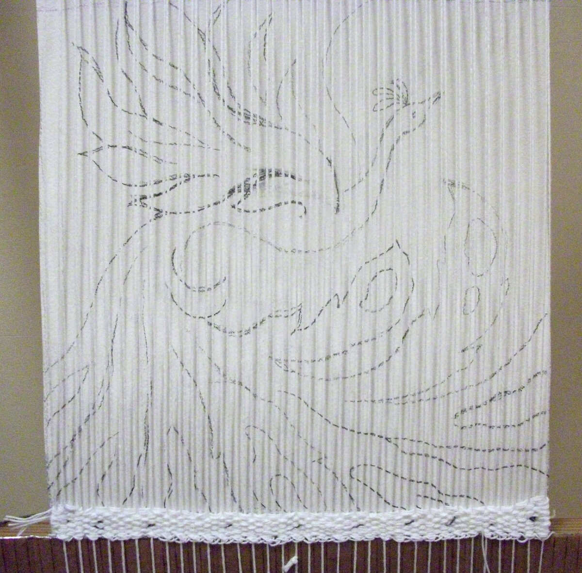 Соткала полоску около 3 см. Пришила шаблон с обратной стороны, чтобы все нити основы были впереди (перед ним).