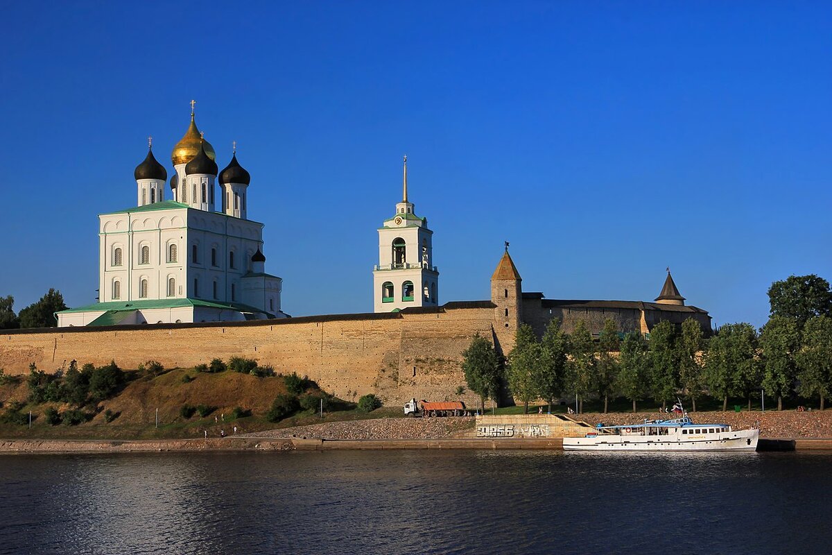 Вид на Псковский кром (кремль) с реки Великой, 2014.