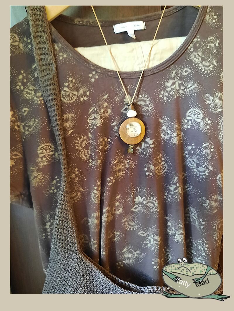 Выбирая цветной низ или цветной верх, чаще выберу цветной верх, здесь риск поставить пятно выше. Простые хлопковые бриджи и простая футболка.
