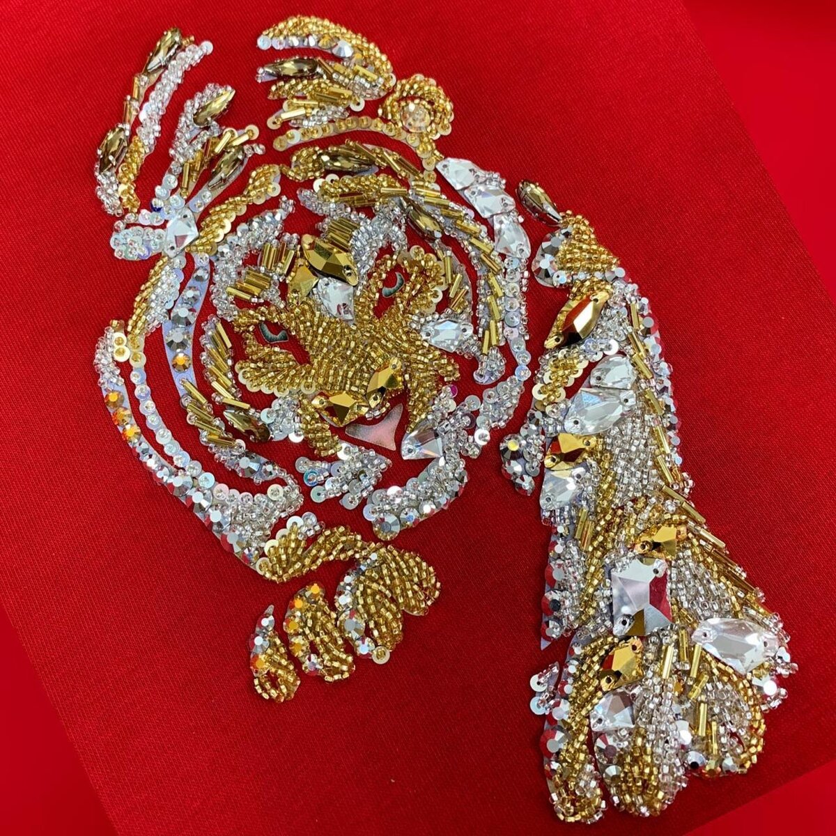 Уникальные узоры с использованием страз бренда Aurora the brilliant choice