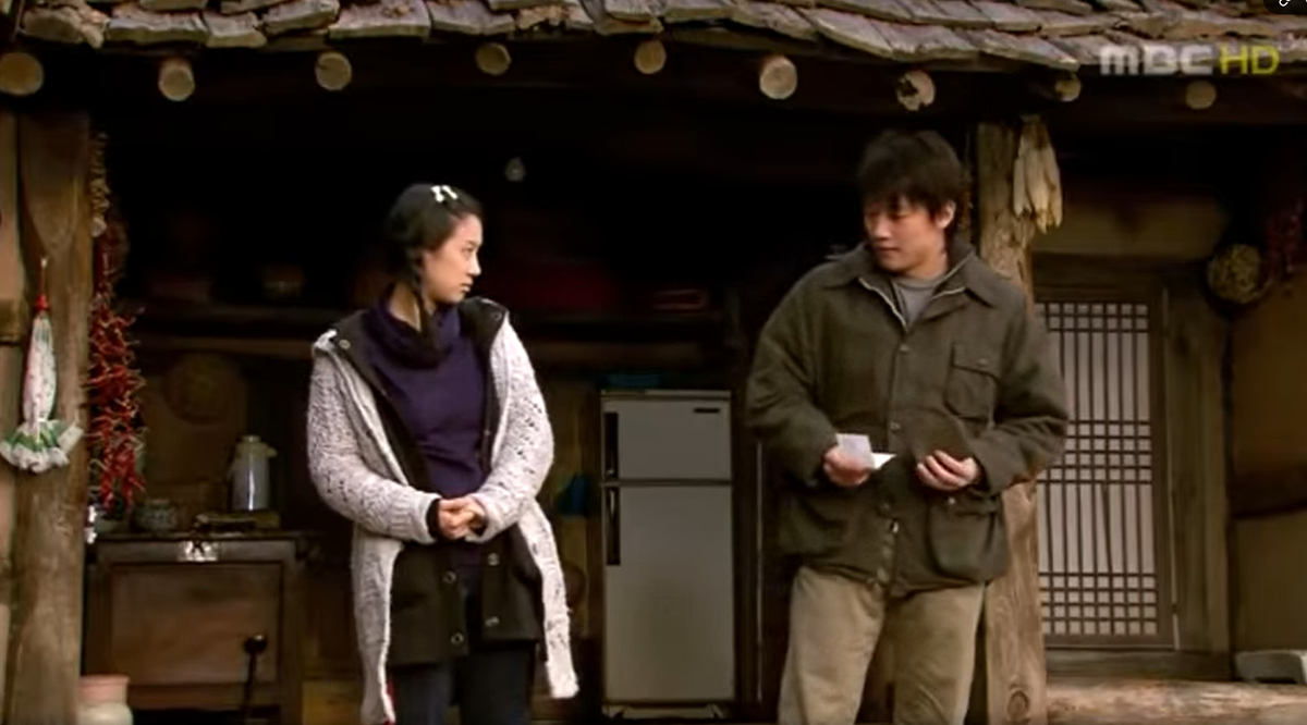 Момент, когда он дает ей деньги