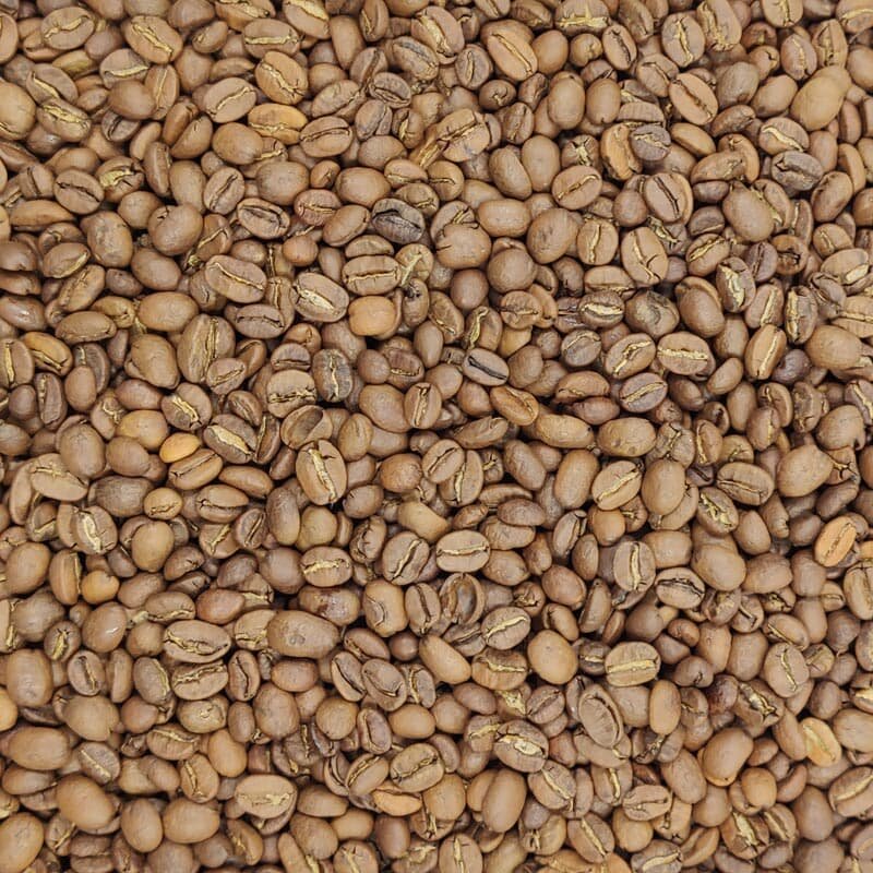 После второй степени слабой обжарки зерна приобретают светло-коричневый цвет. Источник на фото - https://clck.ru/WFun7