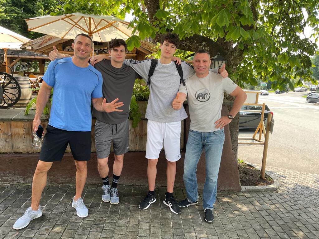 Кличко старшие и младшие, фото facebook.com/Vitaliy.Klychko