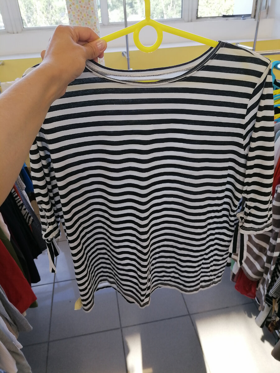 Тельняшка женская, цена со скидкой - 180 рублей. 