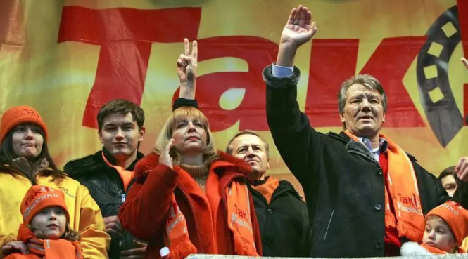 Виктор Ющенко и его семья на Майдане 2004 года. Фото ТАСС