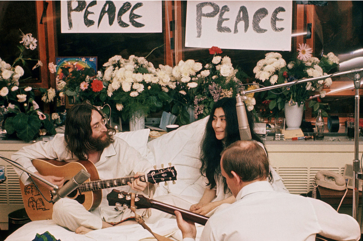 Знаменитая "постельная" акция протеста против войны во Вьетнаме Джона Леннона и Йоко Оно летом 1969 года. Стала бы сегодня подобная акция поводом для массовых протестов, смогла бы она побудить людей к активным действиям?