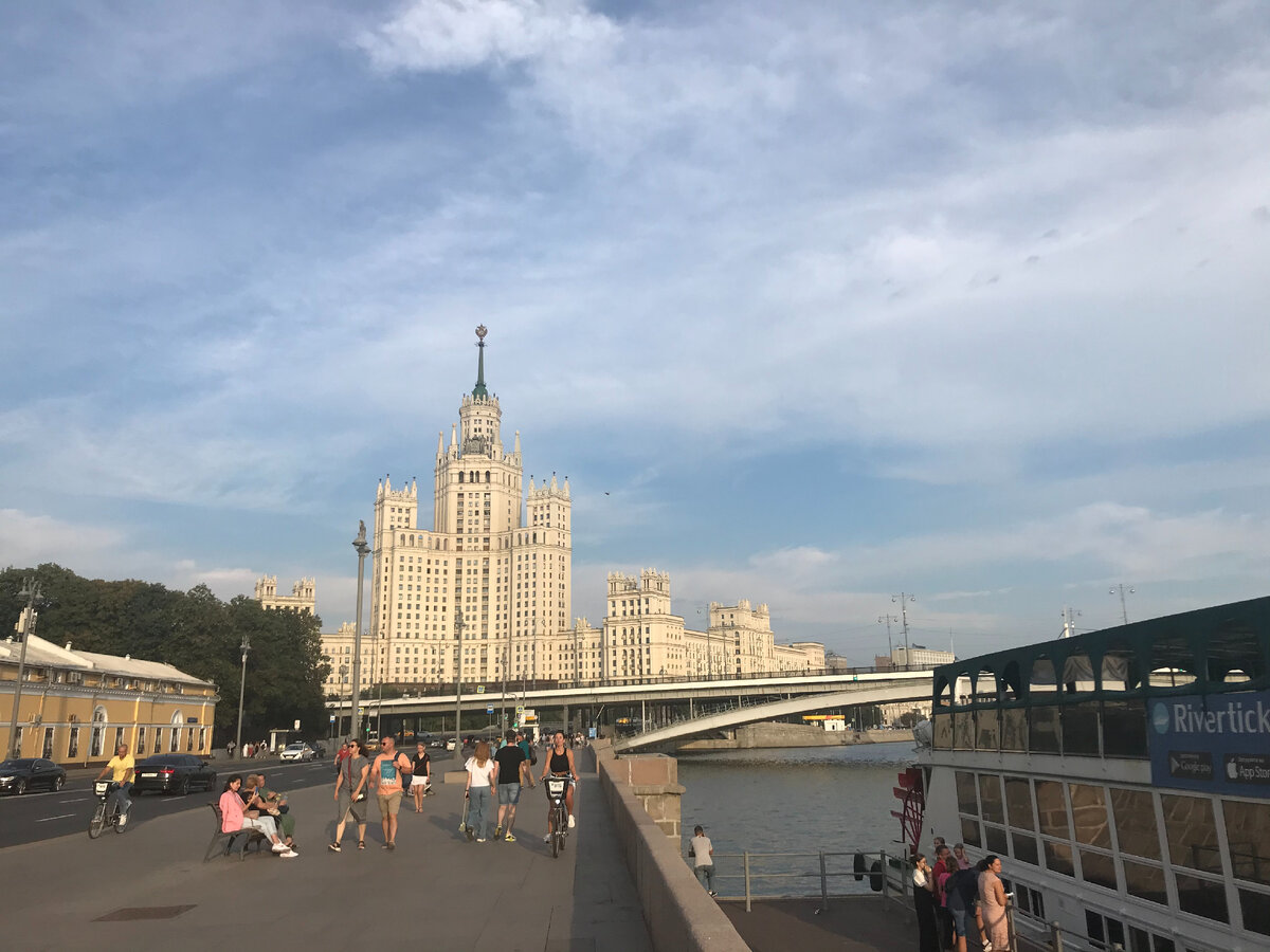 На причале перед речной прогулкой