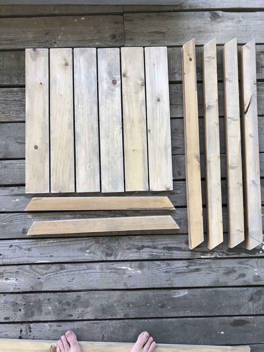 Ширину поверхности стола я взял из расчета распилить две доски 3м по 0,5м каждая, еще на фотографии нет, но нужен будет брусок для скрепления ножек в перекрестии. 