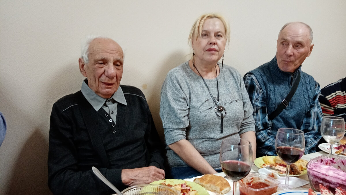 А ведь правда, стоит порой посмотреть на себя со стороны, чтобы прийти в ужас. Понятно, что по сравнению с мужчинами, сидящими рядом вроде бы и ничего, но вот прическа... Да нет ее совсем, а все потому, что торопилась. Все, теперь все будет по-новому!