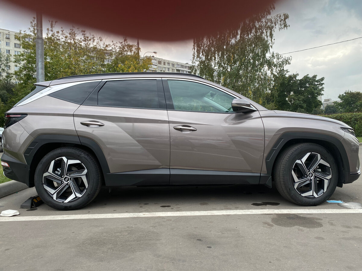 Стремительный верх и брутальный низ, а все вместе получилось неплохо. Основная тема - многоугольник.