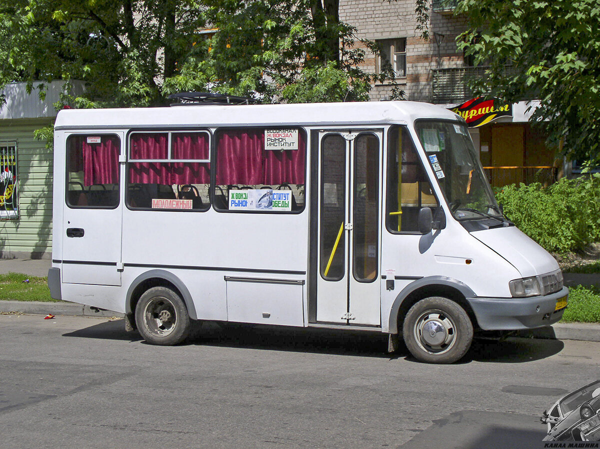 Микроавтобусы БАЗ-2215 Дельфин ранних выпусков имели оперение от ГАЗелей первого поколения (фото М.Шелепенкова)