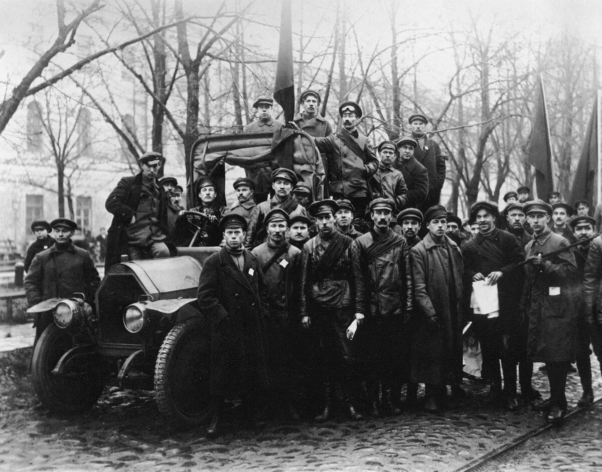 Красногвардейцы в Петрограде, 1917 год.