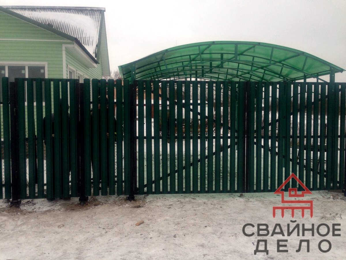 Забор на винтовых сваях