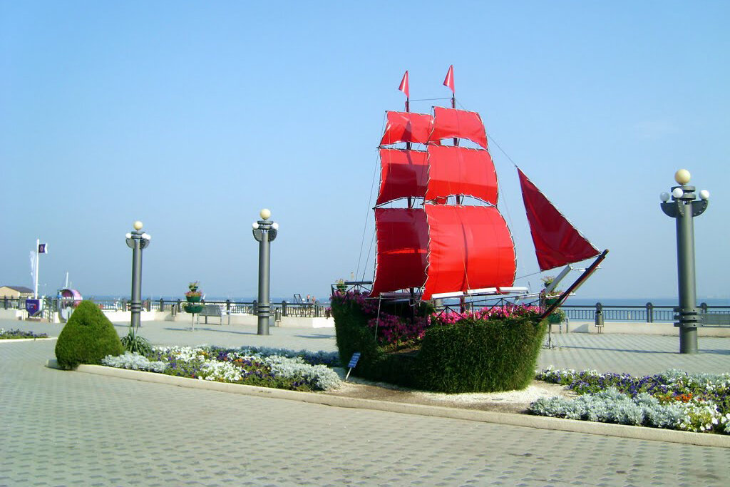 Корабль-памятник "Алые паруса" на Набережной. Он же - клумба