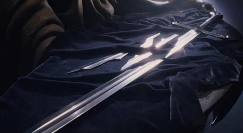 Обломки Нарсиля. Кадр из фильма "Возвращение Короля".