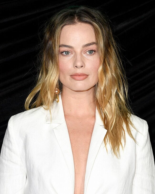 Небрежные локоны и прямой пробор — это сочетание вот уже несколько лет подряд считается самым модным. 