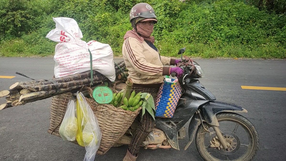 Наши бабушки и дедушки тоже вынуждены на старости лет искать дополнительный заработок, как эта вьетнамка