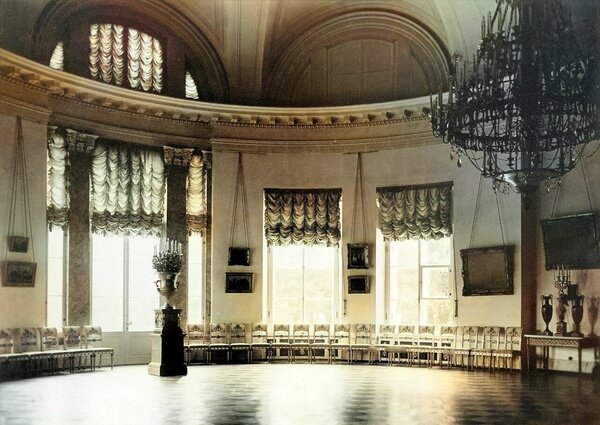 Полукруглый зал 