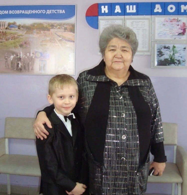 Даня Милохин с директором детского дома, где он воспитывался