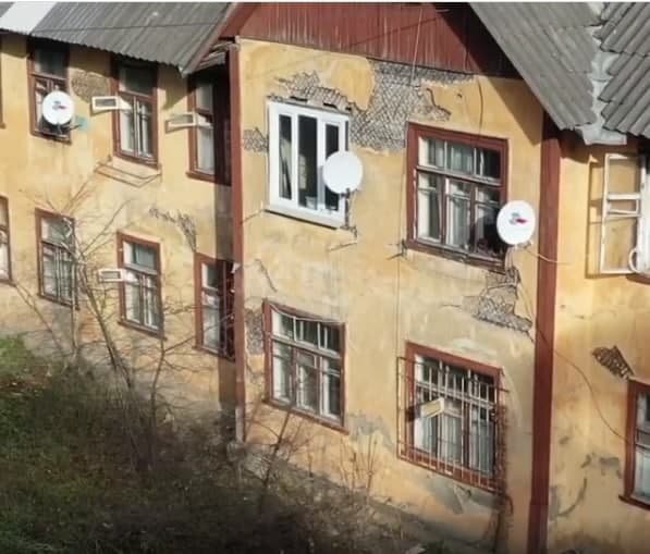 Из таких домов жителей Брусчатого выселяют (фото: кадр из репортажа Г.Пьяных)