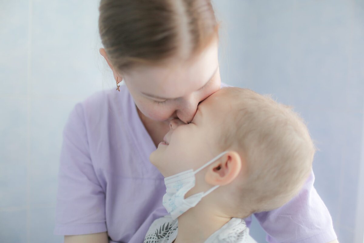 Подопечный фонда Семён Голодников с мамой. Фото: Ольга Карпушина для свет.дети