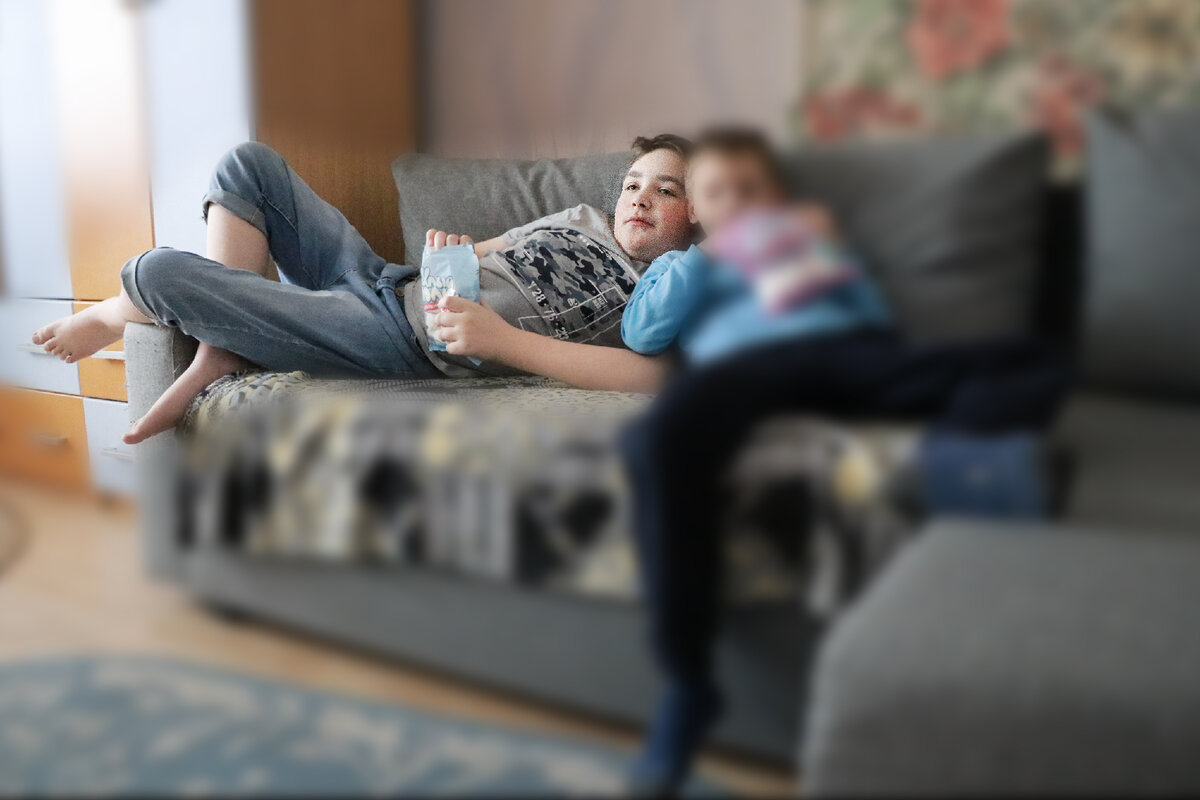 Григорий с братом. Прыгнул на новую ступеньку. ОПЯТЬ. Опять Гриша другой. В сравнении с осенью. Посмотрим, чем закончится наш двухнедельный марафон общения на этот раз. Дышу и радуюсь, что могу в этом участвовать. 