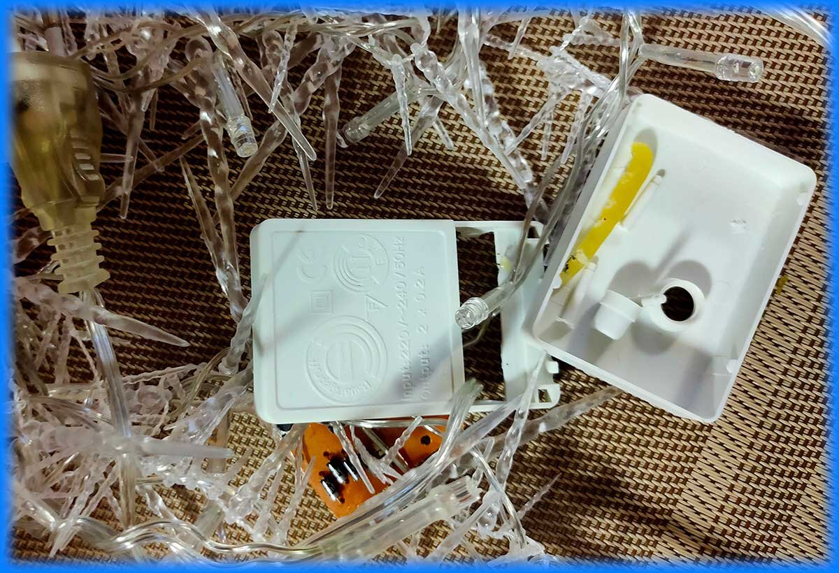 С помощью лезвия ножа такая коробочка легко открывается