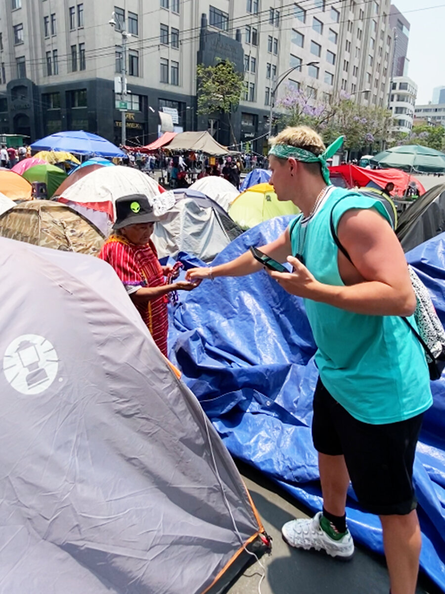 Почти все индейцы пытаются выжать из туристов максимальное количество денег.