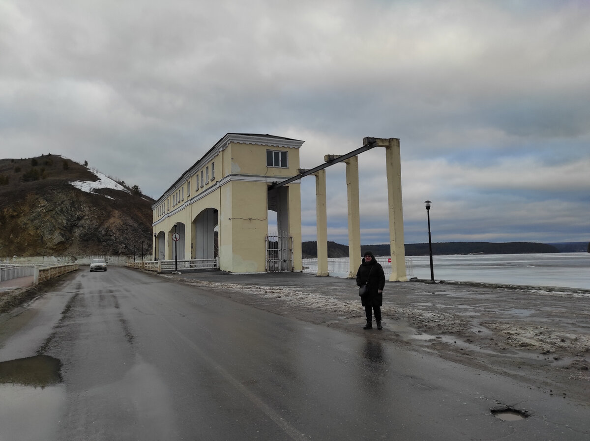 На заднем плане - гора Воронина, где есть горнолыжный комплекс