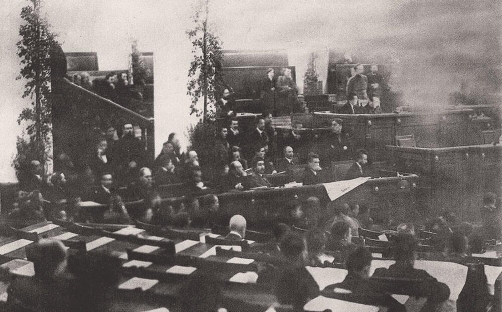 Заседание Учредительного собрания 5 Источник: 18) января 1918 г. в Таврическом дворце. (Wikimedia Commons