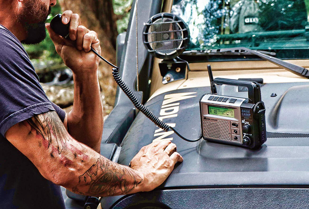 снаряжение для выживания. радиоприемник philips ae 5252. выбрать рацию для выживальщиков. тактическая рация. антенна для выживальщика.