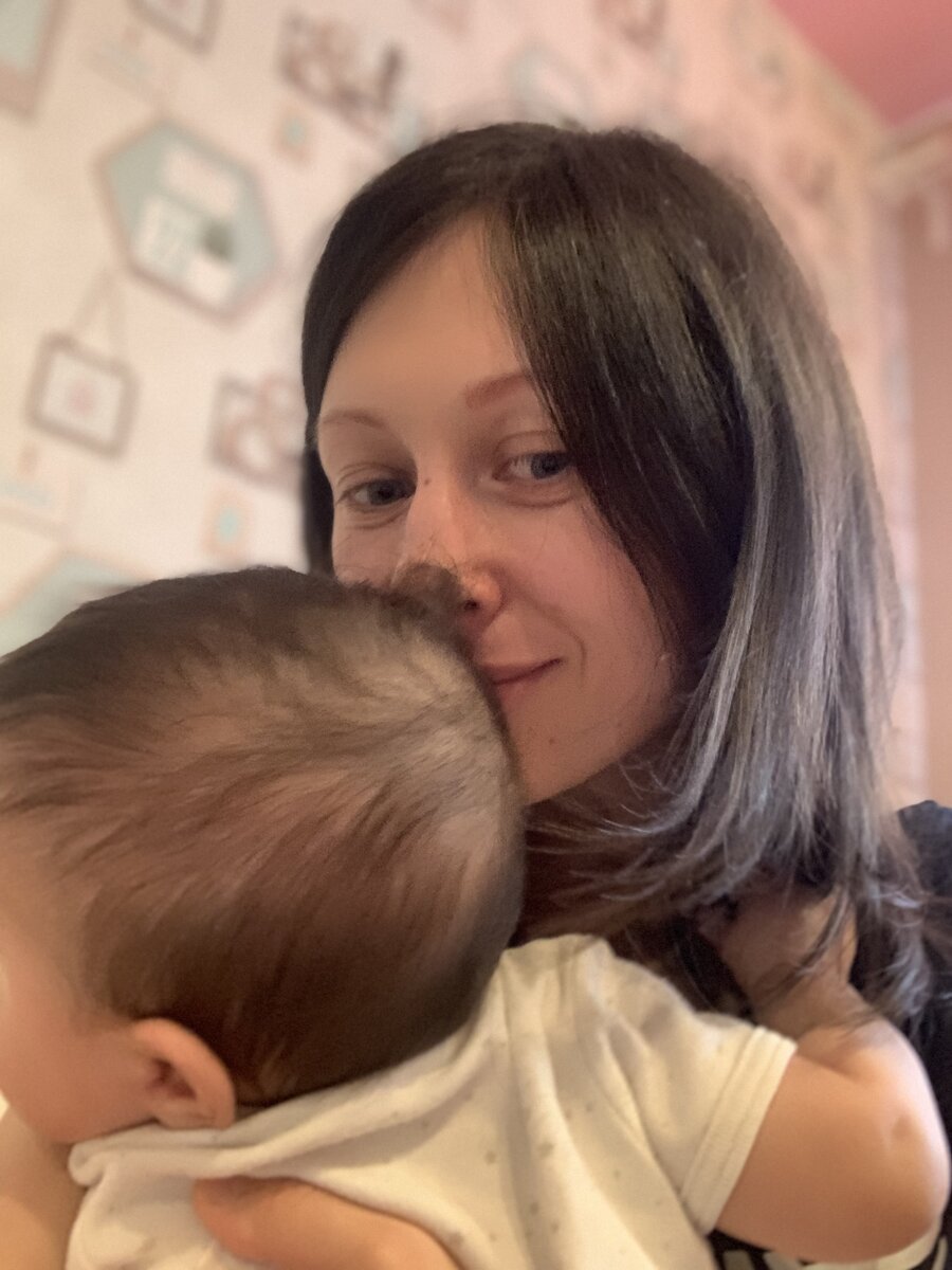 Единственное, что сейчас меня радует - это дочь. Смотрю на неё и сразу успокаиваюсь и начинаю улыбаться. 