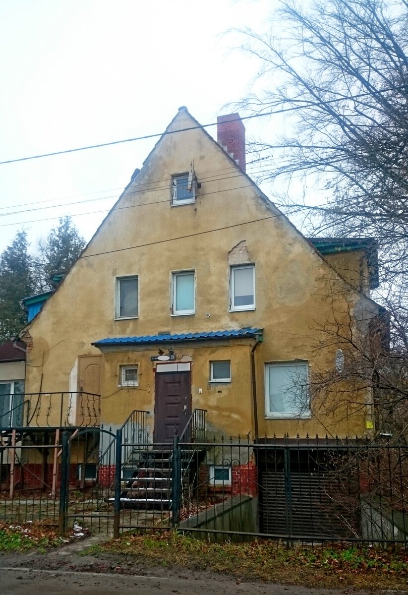 ...и это тоже. Многими из них владеют несколько хозяев, отсюда и два входа - у каждого свой.