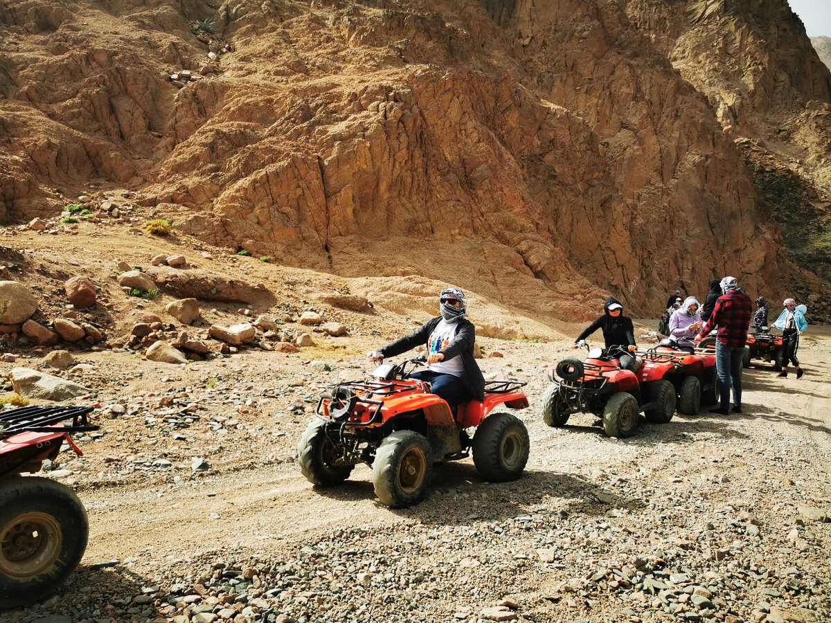 Зима - самое время погонять на квадроциклах по пустыне! Фото автора