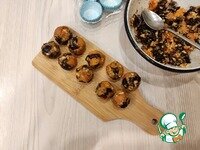     Из приготовленной массы сформовать шарики величиной с грецкий орех. Шоколад растопить на водяной бане. Каждый шарик из сухофруктов покрыть темным шоколадом. Конфеты поместить в холодильник для стабилизации шоколада. Белый шоколад растопить на водяной бане, затем поместить в кондитерский корнетик и нанести тонкие линии на охлажденные конфеты.