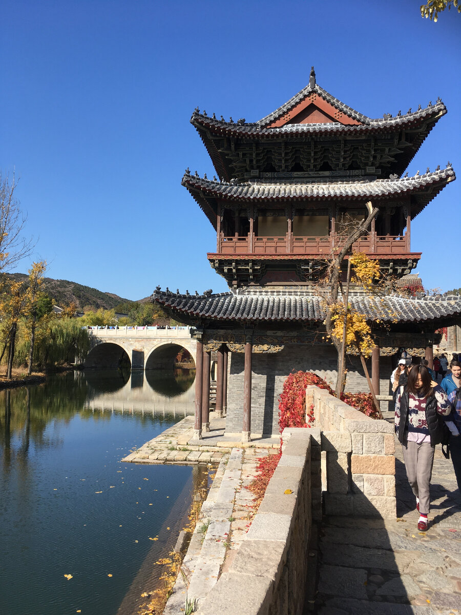 Какая-то безымянная пагода и вид на Львиный мост с другого ракурса.