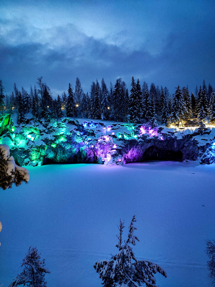 Вечерняя подсветка парка Рускеала