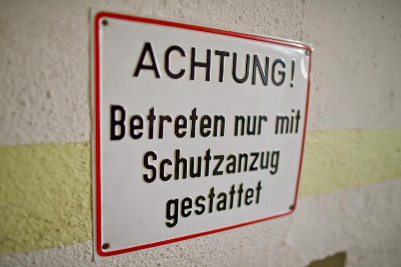 В бункере были строгие правила. Еда, умывание, сон - жизнь разделилась на сектора и время