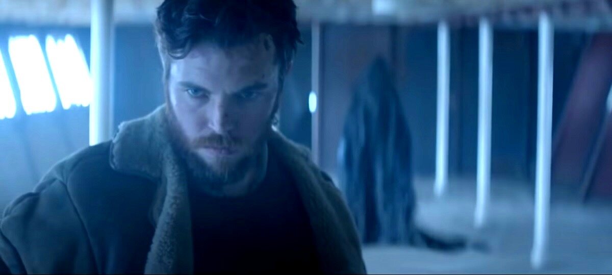 Как вы понимаете, позади героя торчит отнюдь не новогодняя елочка.