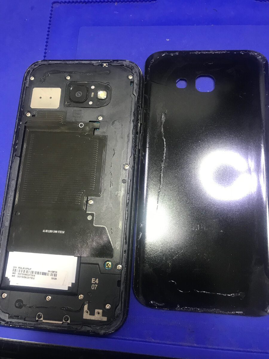 Отклеена задняя крышка