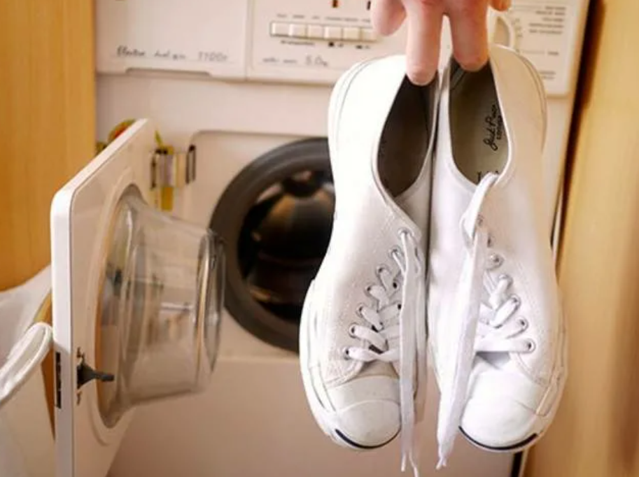 Можно стирать белое с бежевым. Кроссовки в стиральной машине. Кроссовки после стирки. Кожаные кроссовки в стиральной машине. Кроссовки стирать в машинке.