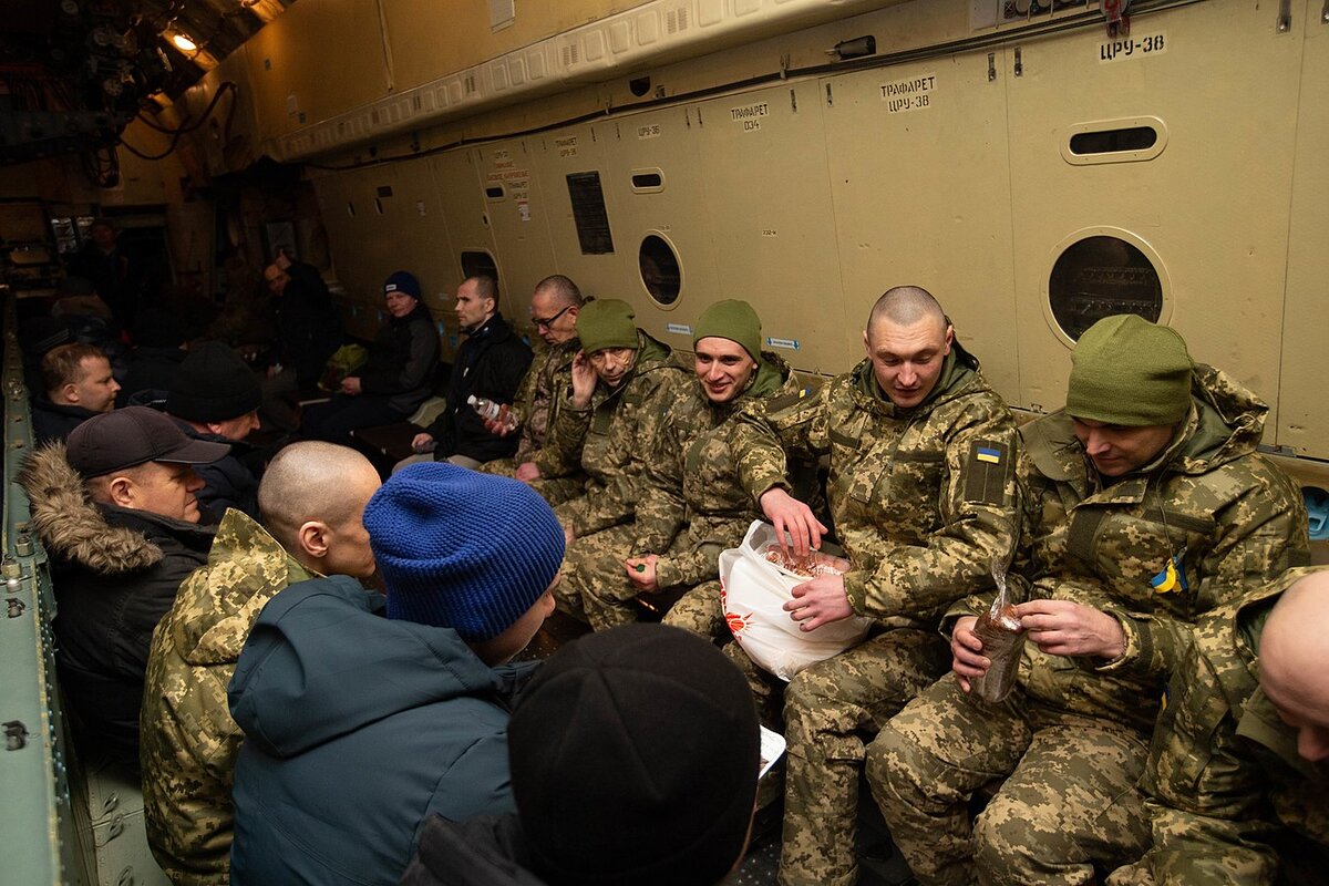 Новости украины сегодня 16.04 24. Пленные российские солдаты на Украине. Украинские солдаты плен. Военнослужащие Украины.