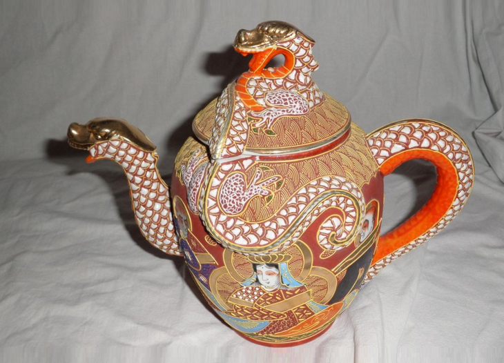 Чайник данного сервиз, весь-весь, сверху донизу покрытый росписью. Смысла при подобном рисунке использовать как материал фарфор теряется. В лучшем случае - это фаянс. Фото взято из свободного доступа в интернете.
